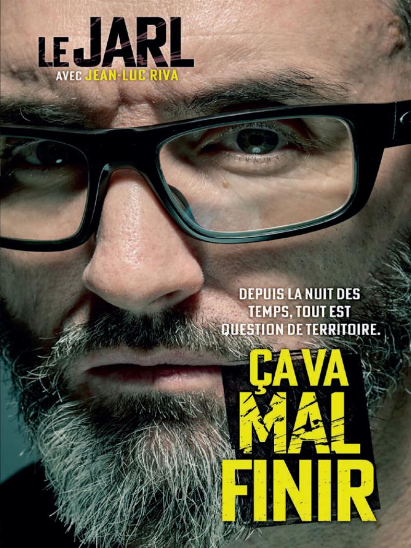 Une personne aux cheveux gris, les yeux fermés et un léger sourire, portant un casque audio élégant et écoutant de la musique classique, assise dans un fauteuil confortable près d’une fenêtre lumineuse avec un lecteur CD à portée de main, illustrant une écoute passionnée et concentrée